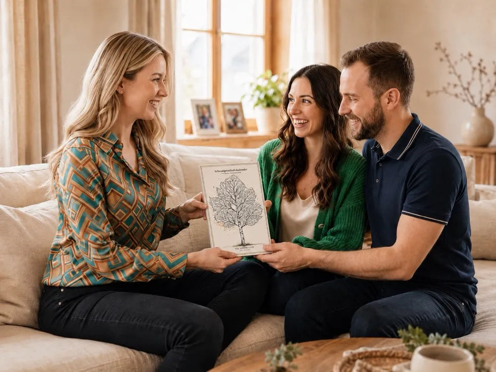 Schwangere Frau mit Geschenk-Rubbelkalender von The Nesting Club